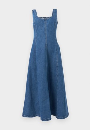 Robe maxi en denim bleu sans manches, avec de larges bretelles et un corsage ajusté s'évasant en une jupe trapèze.