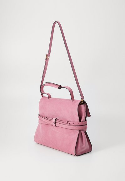 Borsa in suede rosa con un design strutturato, texture morbida, manico superiore, tracolla regolabile e un accento con cintura nella parte anteriore.