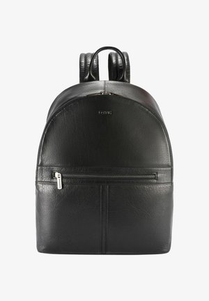 Czarny skórzany plecak z zaokrąglonym górnym zakończeniem, przednią kieszenią na zamek, srebrnym suwakiem i wyściełanymi paskami na ramiona na białym tle.