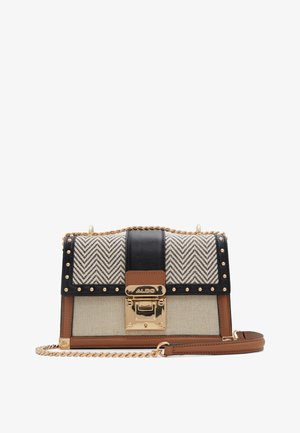 Borsa con motivo pied de poule in tessuto nero, marrone chiaro e crema, con dettagli in metallo color oro, borchiette decorative e tracolla a catena rimovibile.