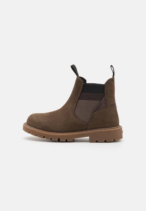 Stivali alla caviglia in suede marrone con pannelli laterali elasticizzati in marrone scuro e strisce marrone chiaro, dotati di una suola in gomma marrone con chiusure.