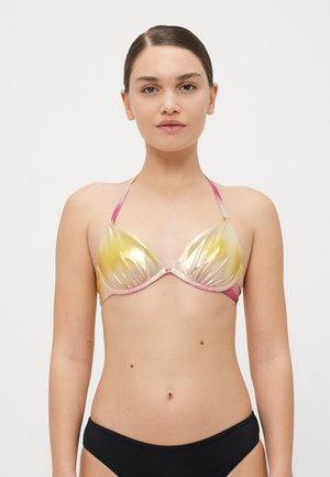 Top bikini a triangolo in tessuto lucido giallo e rosa con una texture liscia e spalline regolabili; abbinato a slip bikini neri a tinta unita.