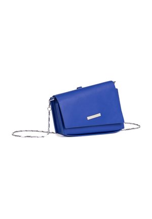 Kleine rechthoekige blauwe leren crossbodytas met klep en dunne zilveren kettingriem op een witte achtergrond.