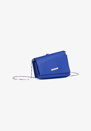Pequeño bolso bandolera rectangular azul de cuero con solapa y correa de cadena plateada fina sobre fondo blanco.