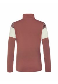 Haut à manches longues couleur rose poussière avec col montant, sections supérieures des manches blanches et accents imprimé léopard au niveau des épaules, vue de dos.