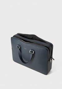 Sac à ordinateur en cuir marine avec deux zips en haut, poignées doubles et accents en métal argenté ; design structuré avec une finition texturée.