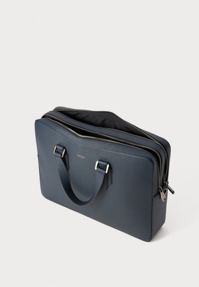 Sac à ordinateur en cuir marine avec deux zips en haut, poignées doubles et accents en métal argenté ; design structuré avec une finition texturée.