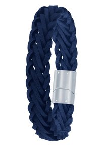 Donkerblauwe gevlochten leren armband met een gladde metalen sluiting. Voorzien van een gestructureerd ontwerp en een brede, flexibele vorm.