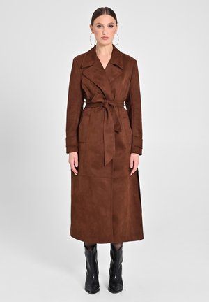 Trench coat in suede marrone con cintura a legare, maniche lunghe e tasche laterali. Presenta un colletto a punte e un design a taglio dritto.