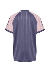 Kortärmad tröja i mörklila med subtila vertikala ränder, med ljusrosa raglanärmar och svarta detaljer. Mjuk tygstruktur.