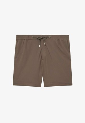 Barna férfi úszónadrág rugalmas derékpánttal, húzózsinórral és oldalzsebekkel, fehér háttéren, laposan elhelyezve.