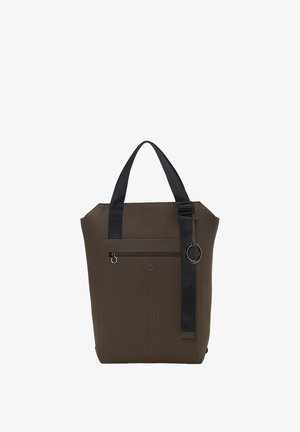 Brązowa torba na ramię wykonana z gładkiego materiału, wyposażona w przednią kieszeń na zamek, podwójne górne uchwyty oraz odpinany czarny pasek z pomarańczowym przeszyciem.