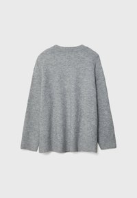 Pull en tricot gris clair uni à manches longues, vu de dos, avec poignets, ourlet et col ras du cou côtelés, sur fond blanc.