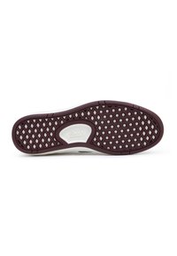 Suola di sneaker VANS in gomma bordeaux. Presenta un motivo a diamante per la trazione, con un logo bianco centrale. Il bordo bianco aggiunge contrasto.