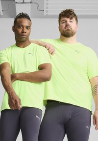 Puma RUN CLOUDSPUN TEE - T-Shirt sport - fizzy apple
