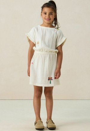 Weißes Baumwollkleid mit lockerer Passform, elastischem Bund und kurzen Ärmeln. Mit farbenfrohen Stickereien, einschließlich Palmen und Herzen.