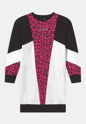 Vestido de manga larga con paneles de estampado de leopardo en negro, blanco y rosa, con escote redondo y puños y dobladillo acanalados.