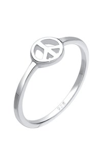 Sterling-Silberring mit einem ausgestanzten Friedenssymbol. Glatter, polierter Ring mit einem einfachen, minimalistischen Design. Mit "925" gekennzeichnet.