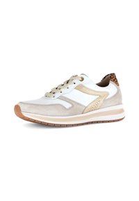 Beige en witte sport schoen gemaakt van leer en suède, met gouden accenten, geperforeerde details en een kraag met luipaardprint.