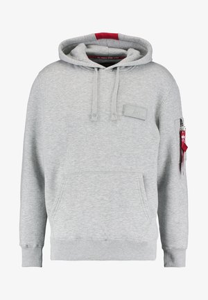 Sweatshirt cinza com um bolso frontal tipo bolsa, capuz ajustável com cordão e um bolso lateral com zíper, apresentando uma etiqueta vermelha. Feito de um tecido suave e texturizado.