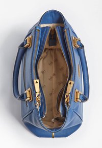 Modrá kožená kabelka se zlatými detaily, dvěma zipy a béžovým interiérem se jemným vzorem. Strukturovaná silueta a dvojité rukojeti.