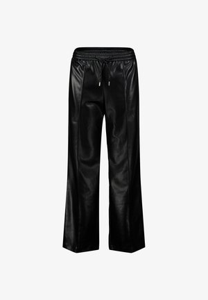 Pantalon large en similicuir noir avec une ceinture élastique, un cordon de serrage et des coutures minimales pour une texture lisse.