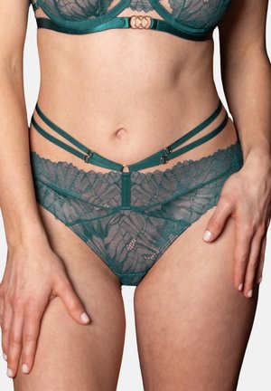 Tealfarbene Spitzenbikini mit floralen Mustern, verstellbaren Trägern mit goldenen Beschlägen und einem strukturierten Bund für zusätzliche Details.