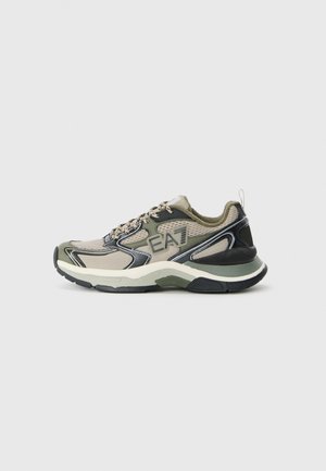 Chaussures de course en beige, vert et noir. Présentent une tige en mesh, une semelle rembourrée, des superpositions contrastantes et un logo EA7 prominently sur le côté.