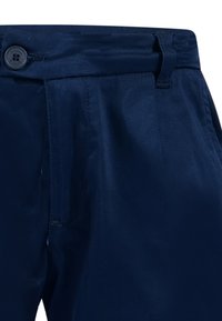 Pantaloni blu navy realizzati in tessuto liscio, con chiusura frontale a bottoni, passanti per la cintura e pieghe nette lungo la parte anteriore.