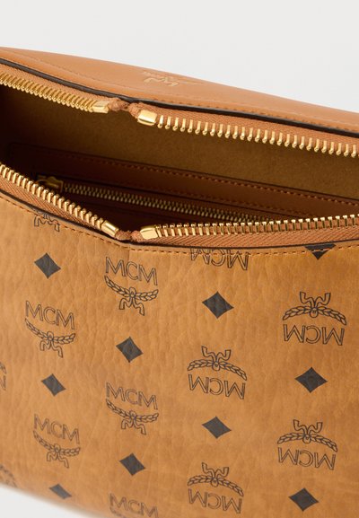 Καφετί δερμάτινη θήκη με υφή, διακοσμημένη με μαύρο μοτίβο λογότυπου και φερμουάρ από μέταλλο σε χρυσό τόνο για κλείσιμο.