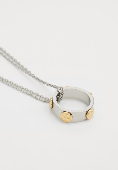 Collana con pendente in metallo argento caratterizzata da un ciondolo circolare con accenti dorati ed elementi di design incisi. Due catene si collegano al ciondolo.