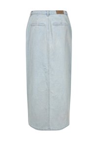 Svetlo modra denim krila s ravno silhueto, srednje dolžine, z pasom, zadnjimi žepi in svetlo rjavim blagovno znamko oznako na zadnji strani.