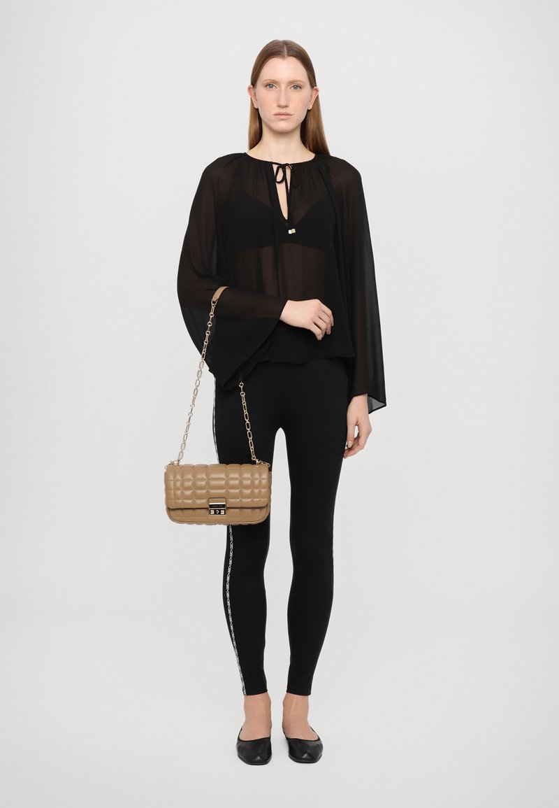 MICHAEL Michael Kors TRIBECA CHAIN - Sac bandoulière - husk