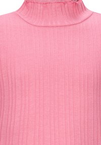 Maglione a collo alto rosa a coste con un design attillato. Presenta un colletto alto e una superficie strutturata con linee verticali in tutto il capo.