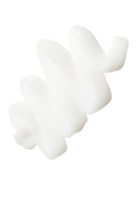 Weiße Creme oder Lotion mit einer glatten, dicken Textur, die in einem Zickzack-Muster gewirbelt ist und vor einem schlichten Hintergrund liegt.