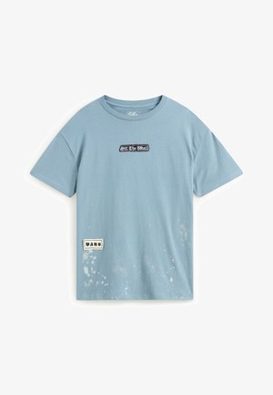 Lichtblauwe katoenen T-shirt met geborduurde patches van "Off the Wall" en "Vans", en een spetterdesign aan de onderkant. Korte mouwen.