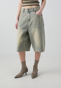 Jaded London LIGHT WASH JUMBO JORTS - Džinsa auduma šorti - light wash