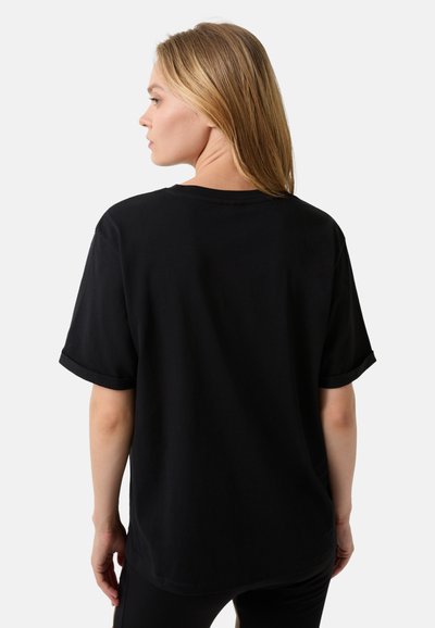 Sort bomulds t-shirt med korte oprullede ærmer og rund halsudskæring, der har en afslappet pasform og en glat tekstur.