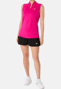 Top deportivo sin mangas fucsia con diseño de media cremallera, combinado con pantalones cortos negros. Presenta el logotipo de Asics en blanco. Textura de tela suave.