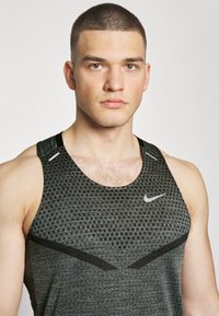 Nike Performance M NK DFADV TECHKNIT ULTRA TANK - Topp - black/smoke grey