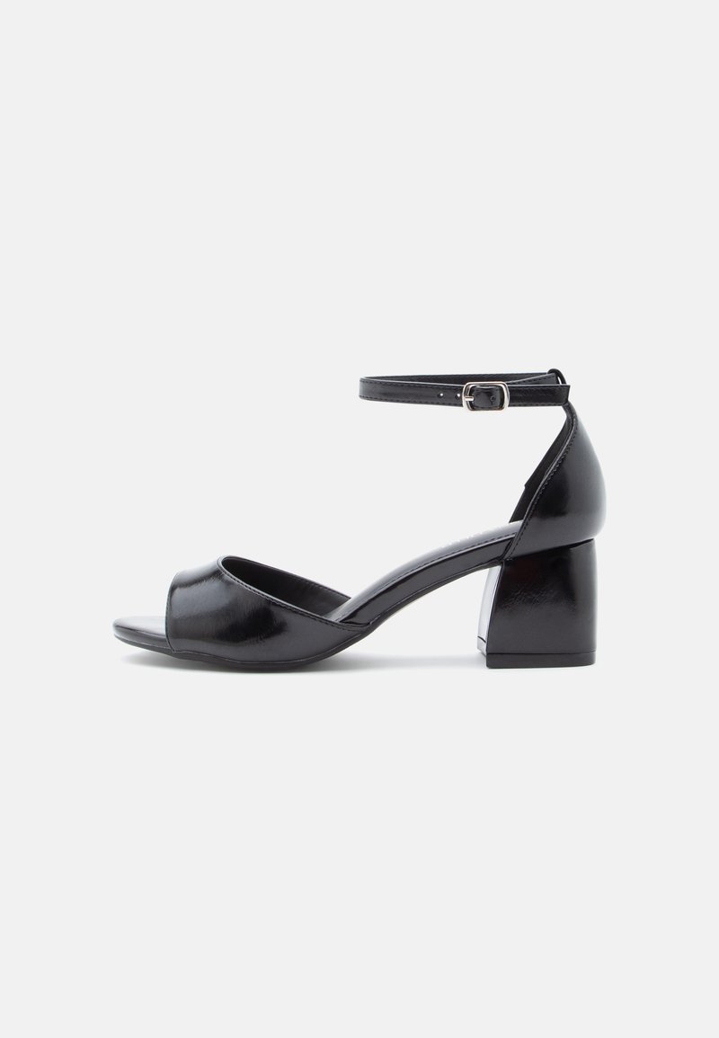 Sorte læderhælede sandaler med ankelrem, åben tå og firkantet blokhæl. Glat tekstur med minimalistiske designelementer.