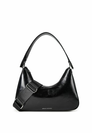 Sac à épaule en cuir noir avec silhouette incurvée, large bandoulière réglable et petit logo "Armani Exchange" au centre devant.