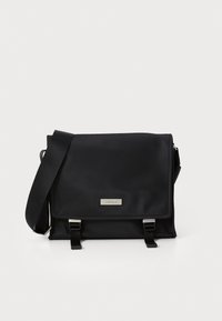 Borsa a tracolla nera realizzata in nylon liscio con chiusura a patta, hardware in argento e tracolla regolabile intrecciata. Caratterizzata da un'etichetta con logo e dettagli con fibbia.