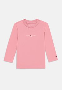 Rosa Langarmhemd aus Baumwolle, mit Rundhalsausschnitt, Druckknopf an der Schulter und weißem "TOMMY HILFIGER" Logo-Druck auf der Vorderseite.