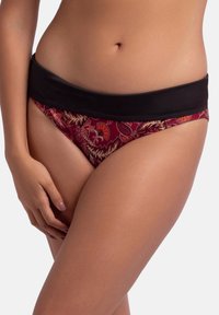 Bikini spodnji del v maroon barvi z cvetličnim vzorcem in črnim pasom. Ima nizko rezano zasnovo z gladko teksturo tkanine.