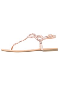 Ruusukultaiset litteät sandaalit, joissa on punottu hihna ja hopeanvärinen solki. Nahkainen päällinen, teksturoitu pohja, minimalistinen litteä pohja.