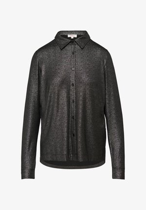 Czarna koszula z długim rękawem, wykonana z błyszczącego, teksturowanego materiału. Posiada klasyczny kołnierzyk i zapięcie na guziki. Klasyczny krój z zaokrąglonym dołem.