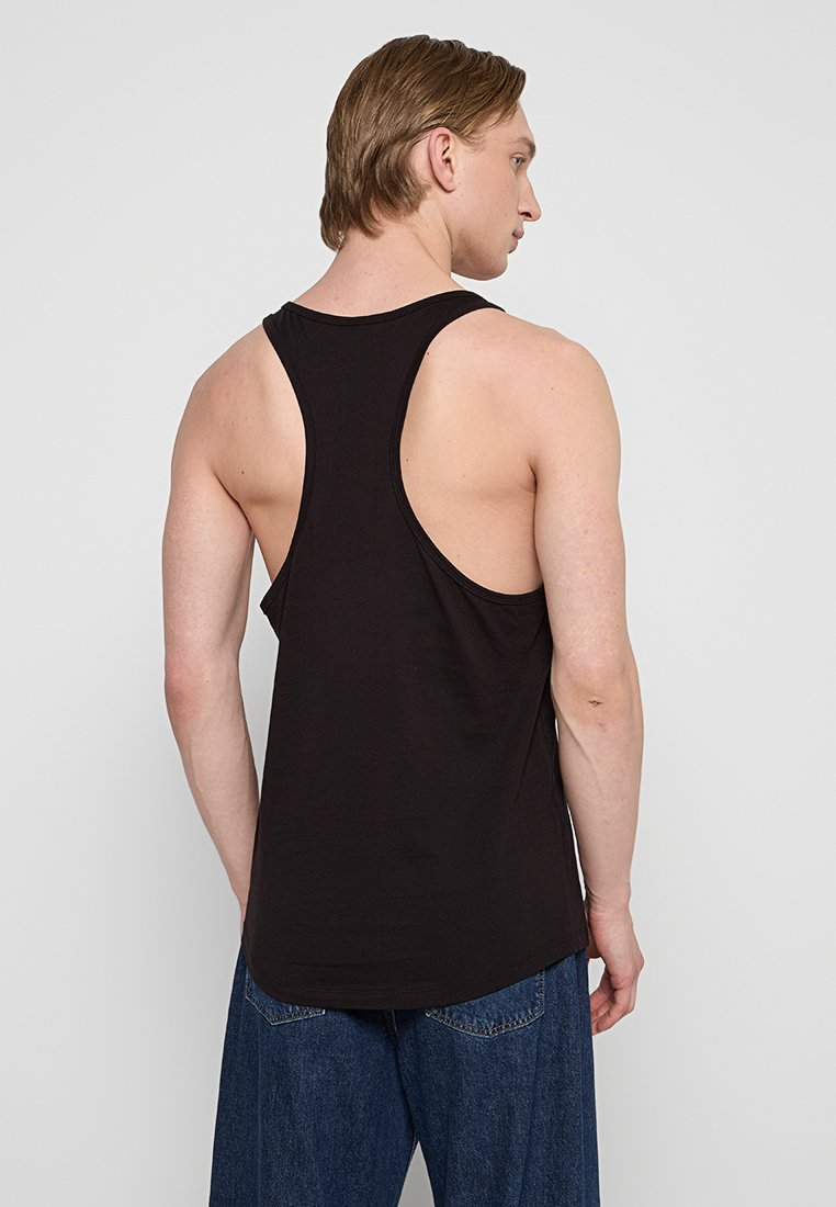 Zwarte katoenen tanktop met een racerback ontwerp, met een soepele textuur en een ronde zoom. Zichtbare stikdetails.