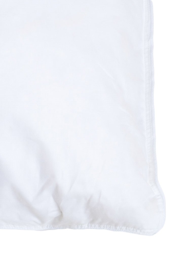 Weißes Kissen mit einer glatten, weichen Textur und einem paspelierten Rand, das eine einfache rechteckige Form ohne Muster oder sichtbare Verschlüsse zeigt.