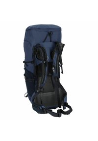 Marineblauwe wandelrugzak met een groot bovenvak, mesh rugsteun, verstelbare schouderbanden en zijcompressiebanden.